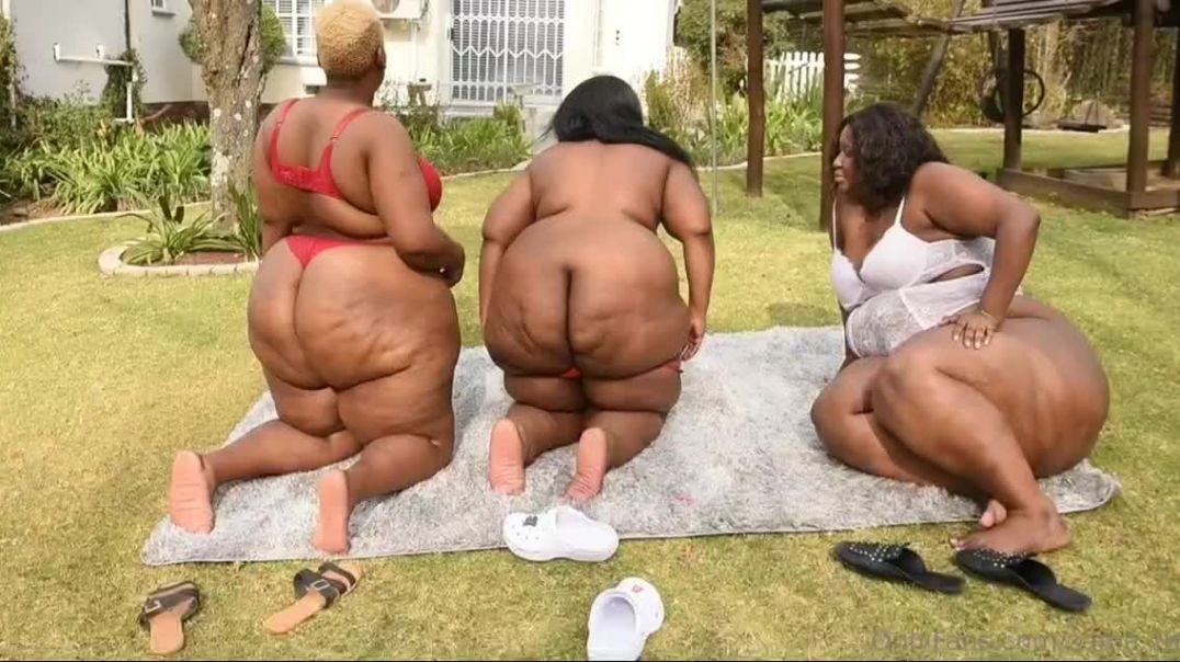 Zamathebutt: Outdoor ass spread with my girls