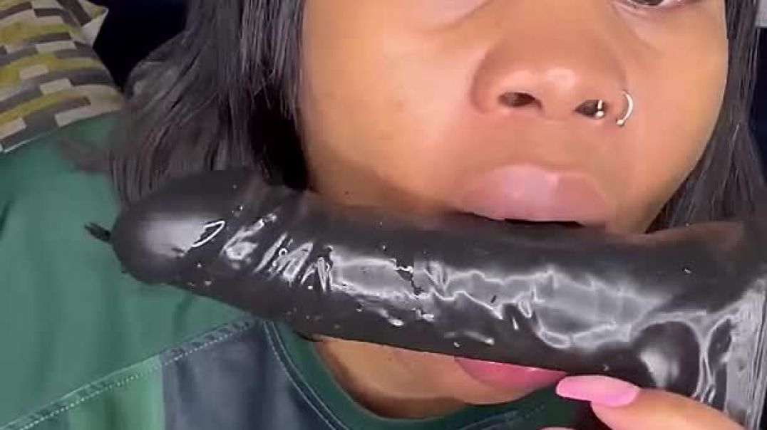 Xoli Mfeka: Playing with black huge dildo