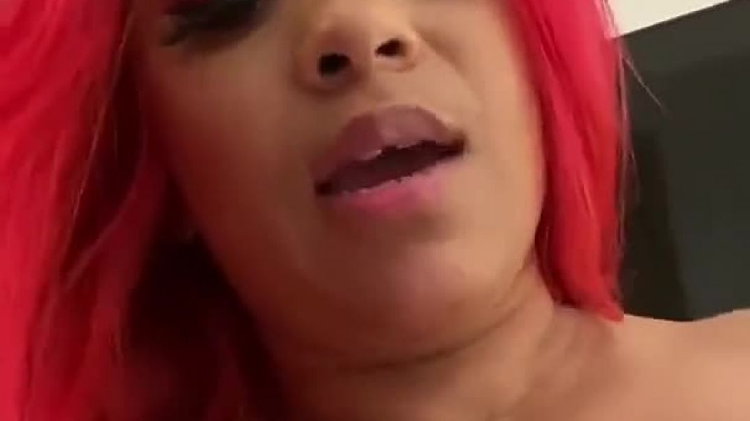 ⁣Pink Pussy Pleasure: Intense Clit-Rubbing Session