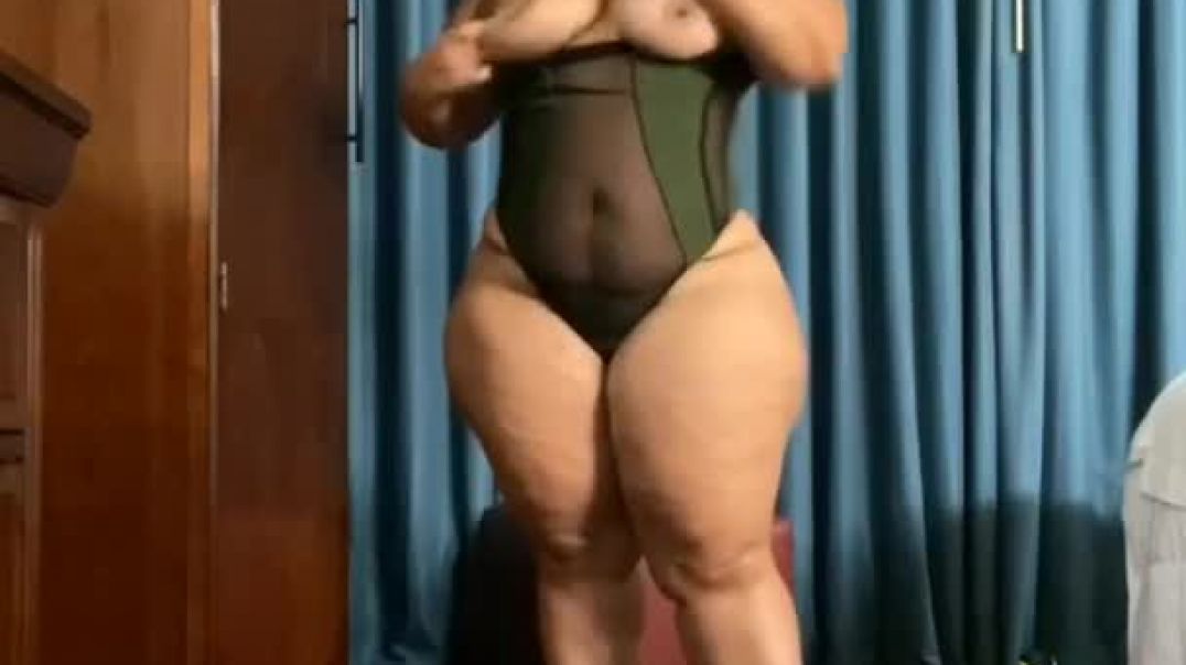 Pinkyxxx: Teasing My Sexy Boobs Out